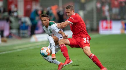 Eng am Mann. Unions Paul Jaeckel (rechts, im Zweikampf mit Hannes Wolf) ersetzte den gesperrten Abwehrchef Marvin Friedrich gegen Gladbach gut.