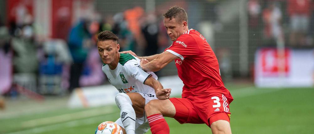 Eng am Mann. Unions Paul Jaeckel (rechts, im Zweikampf mit Hannes Wolf) ersetzte den gesperrten Abwehrchef Marvin Friedrich gegen Gladbach gut.