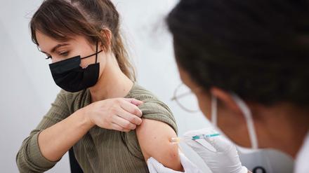 Nach vier Monaten liegt die Wirksamkeit des Biontech Impfstoffs laut der Studie bei 74 Prozent.