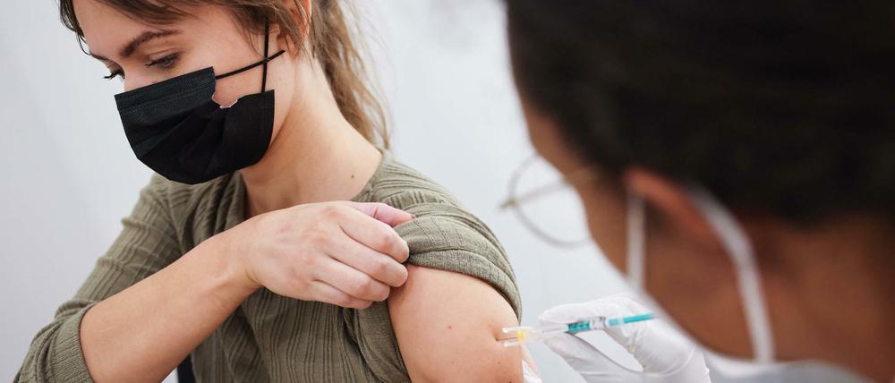Nach vier Monaten liegt die Wirksamkeit des Biontech Impfstoffs laut der Studie bei 74 Prozent.