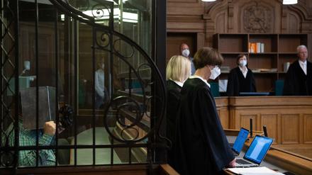 Der Angeklagte (l) muss sich wegen mutmaßlichem Mord verantworten.