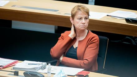 Berlin: Elke Breitenbach (Die Linke), Senatorin für Integration, Arbeit und Soziales, bei bei einer Fragestunde im Abgeordnetenhaus auf der Regierungsbank.
