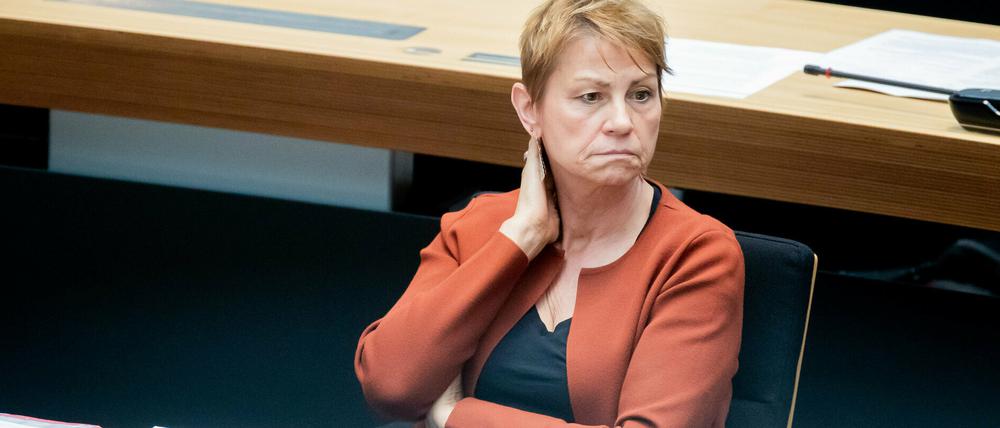 Berlin: Elke Breitenbach (Die Linke), Senatorin für Integration, Arbeit und Soziales, bei bei einer Fragestunde im Abgeordnetenhaus auf der Regierungsbank.