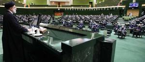 Präsident Raisi präsentiert im iranischen Parlament sein neues Kabinett.