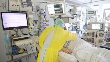 Ein Covid-19-Patient wird auf einer Intensivstation untersucht.