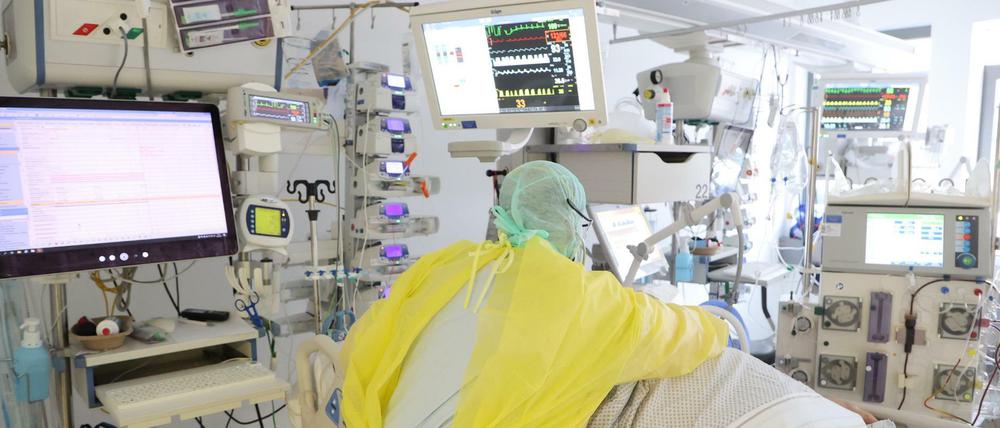 Ein Covid-19-Patient wird auf einer Intensivstation untersucht.