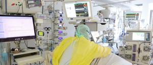 Ein Covid-19-Patient wird auf einer Intensivstation untersucht.