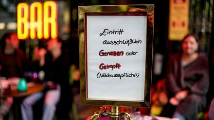 Eine Bar im Hamburger Stadtteil St. Georg wiest auf die neue 2G-Regel hin, nach der nur noch Geimpfte oder Genesene die Räume betreten dürfen.