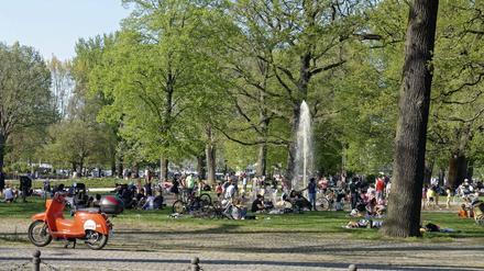Der Treptower Park lockt viele Besucher an – nicht nur tagsüber.