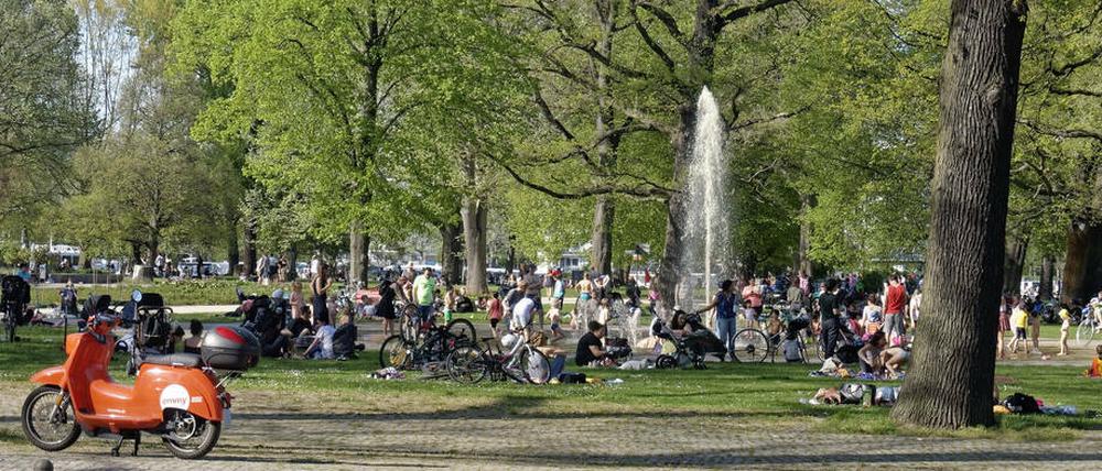 Der Treptower Park lockt viele Besucher an – nicht nur tagsüber.