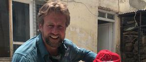 Ex-Soldat Paul Farthing mit einem Hund aus seinem Tierheim