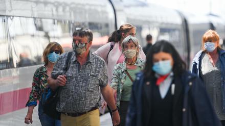 In Zügen fährt bei vielen Deutschen die Angst mit. Doch die Bahnbranche wehrt sich gegen mehr Infektionsschutz.