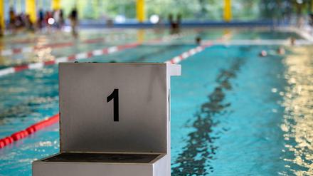 In drei Hallenbädern können Berliner:innen bereits schwimmen, fünf weitere Bäder öffnen am Montag.