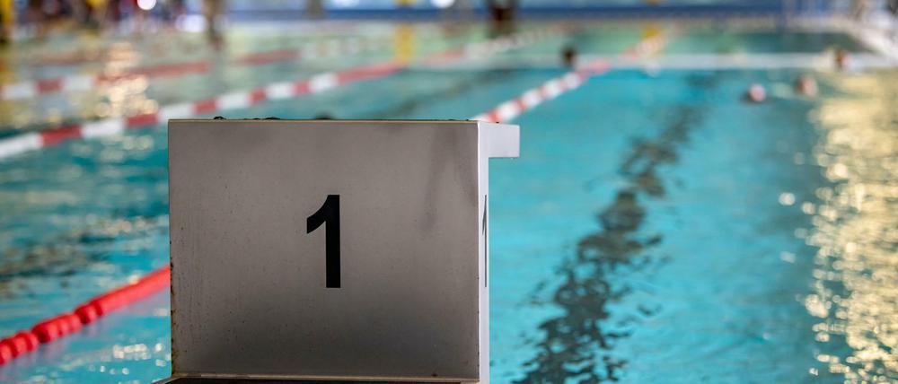 In drei Hallenbädern können Berliner:innen bereits schwimmen, fünf weitere Bäder öffnen am Montag.
