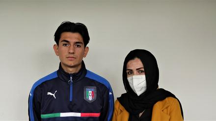 F. Mohammadi und ihr Sohn blicken mit Angst nach Kabul. 