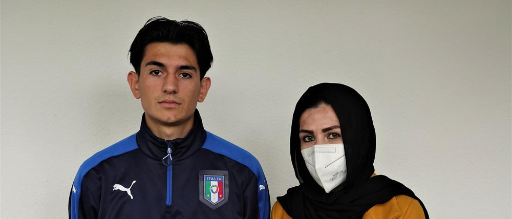 F. Mohammadi und ihr Sohn blicken mit Angst nach Kabul.