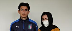 F. Mohammadi und ihr Sohn blicken mit Angst nach Kabul. 