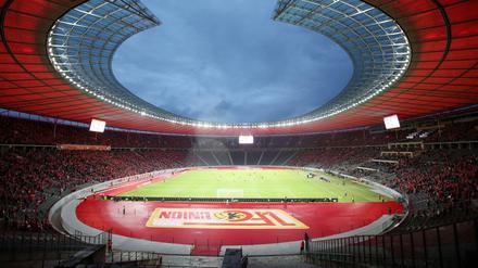 Alles auf Rot! Union hat einige Mühen auf sich genommen, um es sich im Olympiastadion gemütlich zu machen. 