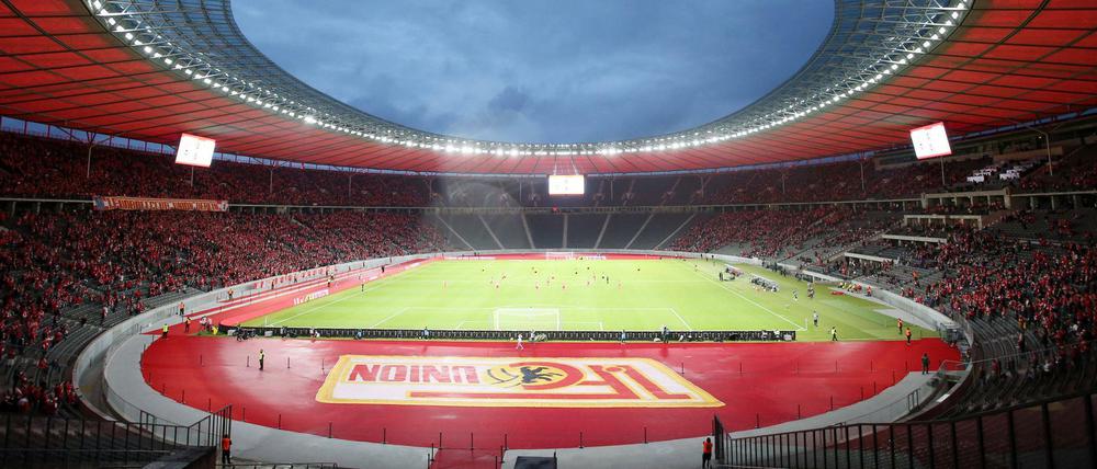 Alles auf Rot! Union hat einige Mühen auf sich genommen, um es sich im Olympiastadion gemütlich zu machen.