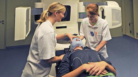 Eine Krebspatientin liegt in der Strahlentherapie im Krankenhaus Dresden-Friedrichstadt in Sachsens modernstem neuen Bestrahlungsgerät, das Dosis und Bestrahlungsfeld ständig an den Tumor anpasst. Dadurch werden angrenzendes gesundes Gewebe sowie Risikoorgane in der Nähe des Tumors besser als bisher geschont.