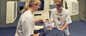 Eine Krebspatientin liegt in der Strahlentherapie im Krankenhaus Dresden-Friedrichstadt in Sachsens modernstem neuen Bestrahlungsgerät, das Dosis und Bestrahlungsfeld ständig an den Tumor anpasst. Dadurch werden angrenzendes gesundes Gewebe sowie Risikoorgane in der Nähe des Tumors besser als bisher geschont.