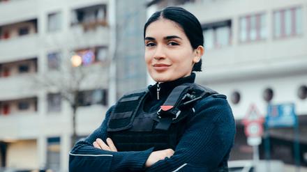 Die Polizistin Lana Atakisieva hat ein Buch über ihre Arbeit in Neukölln geschrieben.