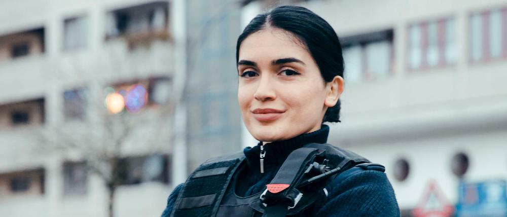 Die Polizistin Lana Atakisieva hat ein Buch über ihre Arbeit in Neukölln geschrieben.
