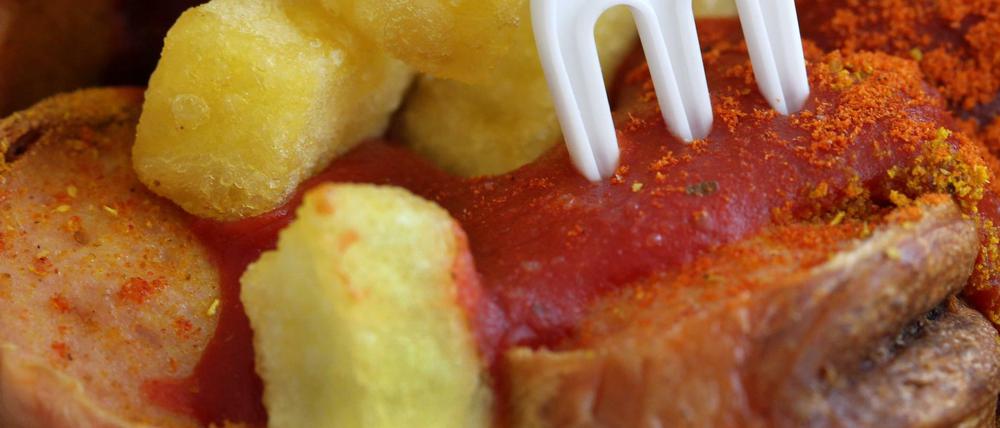 Currywurst mit Pommes: Eine gesunde Ernährung ist das nicht gerade. 