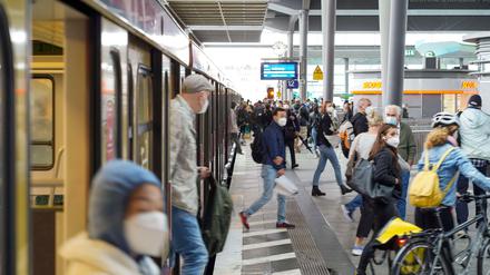 S-Bahn am Bahnhof Südkreuz. 