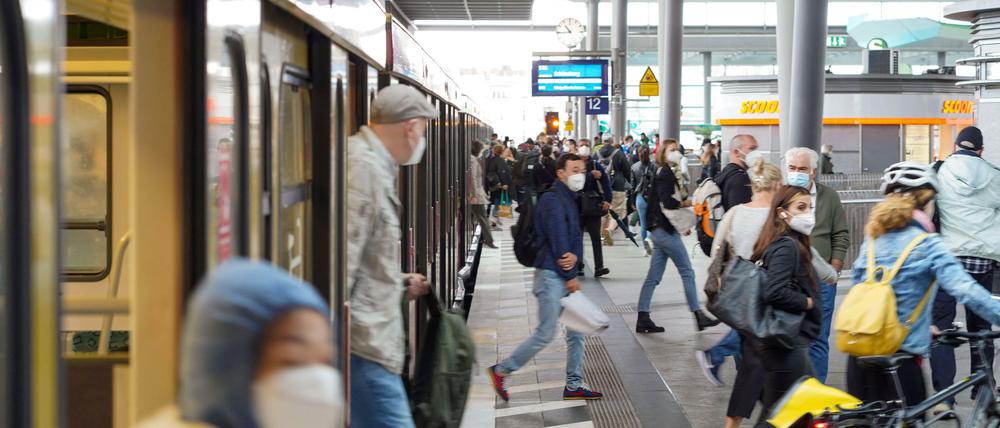 S-Bahn am Bahnhof Südkreuz.
