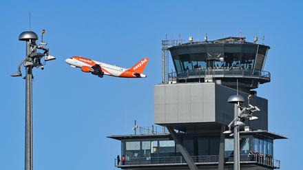 Ein Jahr nach BER-Eröffnung fliegen die Easyjet-Maschinen bei Ostwind auf der Südbahn nicht mehr in die Hoffmannkurve.