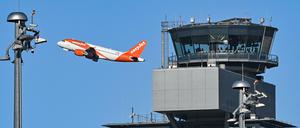 Ein Jahr nach BER-Eröffnung fliegen die Easyjet-Maschinen bei Ostwind auf der Südbahn nicht mehr in die Hoffmannkurve.