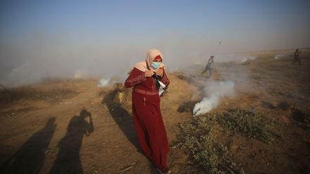 Zusammenstoß mit israelischen Soldaten im Gaza-Streifen. Palästinenserin an der Grenze außerhalb von Gaza City am 25. August 2021, 