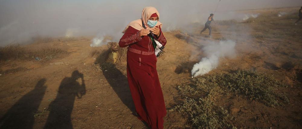 Zusammenstoß mit israelischen Soldaten im Gaza-Streifen. Palästinenserin an der Grenze außerhalb von Gaza City am 25. August 2021, 