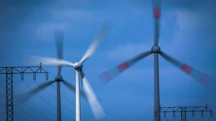 Windräder in einem Windpark in der Nähe von Gägelow, Mecklenburg-Vorpommern. 
