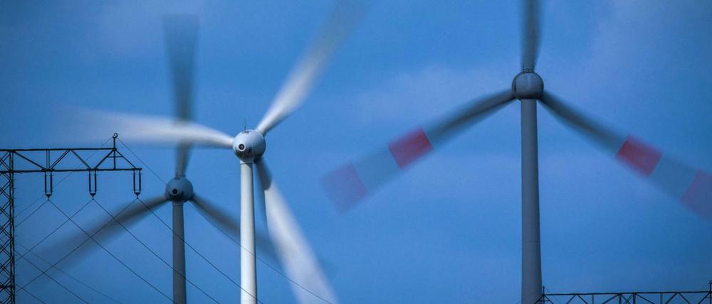Windräder in einem Windpark in der Nähe von Gägelow, Mecklenburg-Vorpommern.