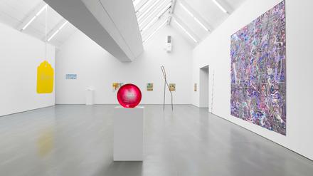 Blick in die Ausstellung mit Arbeiten von Mathew Hale, Fred Eversley, Rosha Yaghmai und Alexandra Grant (v. links nach rechts)