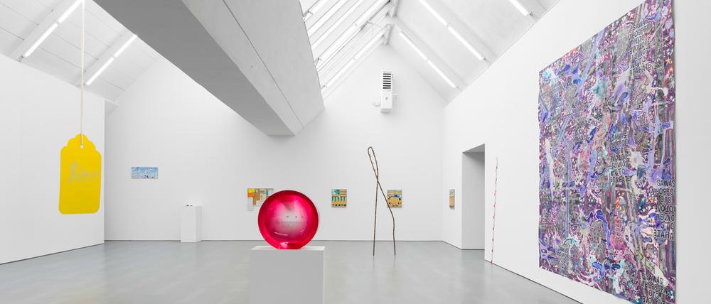 Blick in die Ausstellung mit Arbeiten von Mathew Hale, Fred Eversley, Rosha Yaghmai und Alexandra Grant (v. links nach rechts)