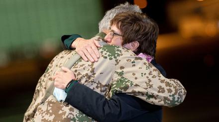 Annegret Kramp-Karrenbauer (CDU) umarmt Jens Arlt, Brigadegeneral der Bundeswehr, auf dem niedersächsischen Stützpunkt Wunstorf.