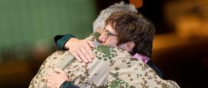 Annegret Kramp-Karrenbauer (CDU) umarmt Jens Arlt, Brigadegeneral der Bundeswehr, auf dem niedersächsischen Stützpunkt Wunstorf. 
