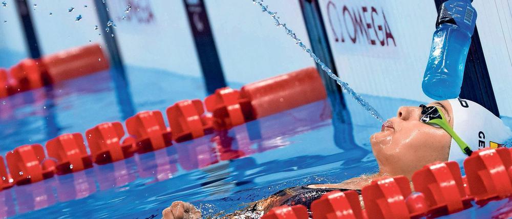 Die deutsche Schwimmerin Elena Krawzow balanciert eine Flasche auf dem Kopf während einer Trainingseinheit in Rio De Janeiro, Brasilien, 5. September 2016.