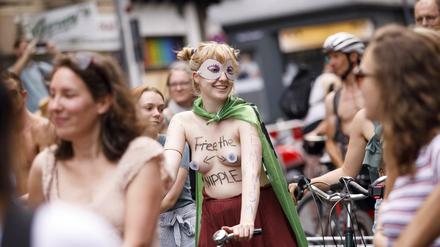 Auf dieser Demo einige Tage nach dem Vorfall in der "Plansche Plänterwald" wurde freies Geleit für freie Oberkörper gefordert.