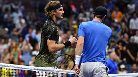 Stefanos Tsitsipas (l.) ist mutmaßlich nicht geimpft.