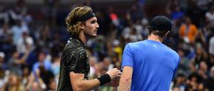 Stefanos Tsitsipas (l.) ist mutmaßlich nicht geimpft.
