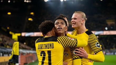 Noch nicht die Entscheidung. Dortmunds Donyell Malen (l-r), Torschütze Jude Bellingham und Erling Haaland jubeln nach dem Treffer zum 2:1. 