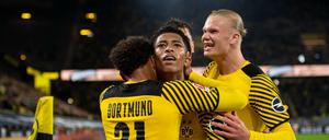 Noch nicht die Entscheidung. Dortmunds Donyell Malen (l-r), Torschütze Jude Bellingham und Erling Haaland jubeln nach dem Treffer zum 2:1. 