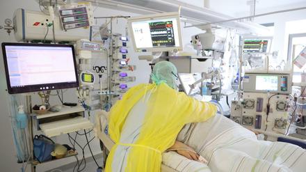 Ein Oberarzt untersucht einen Patienten auf der Covid 19 Intensivstation in Thüringen.