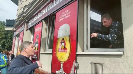 „Chip im Arm oder wat“: Berliner Kneipengast geigt einem Querdenker die Meinung.