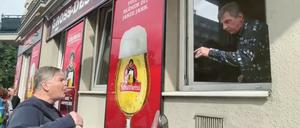 „Chip im Arm oder wat“: Berliner Kneipengast geigt einem Querdenker die Meinung.