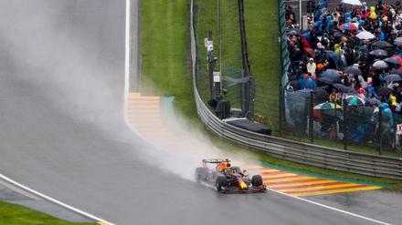 Nasses Vergnügen. Max Verstappen rutscht zum Sieg.